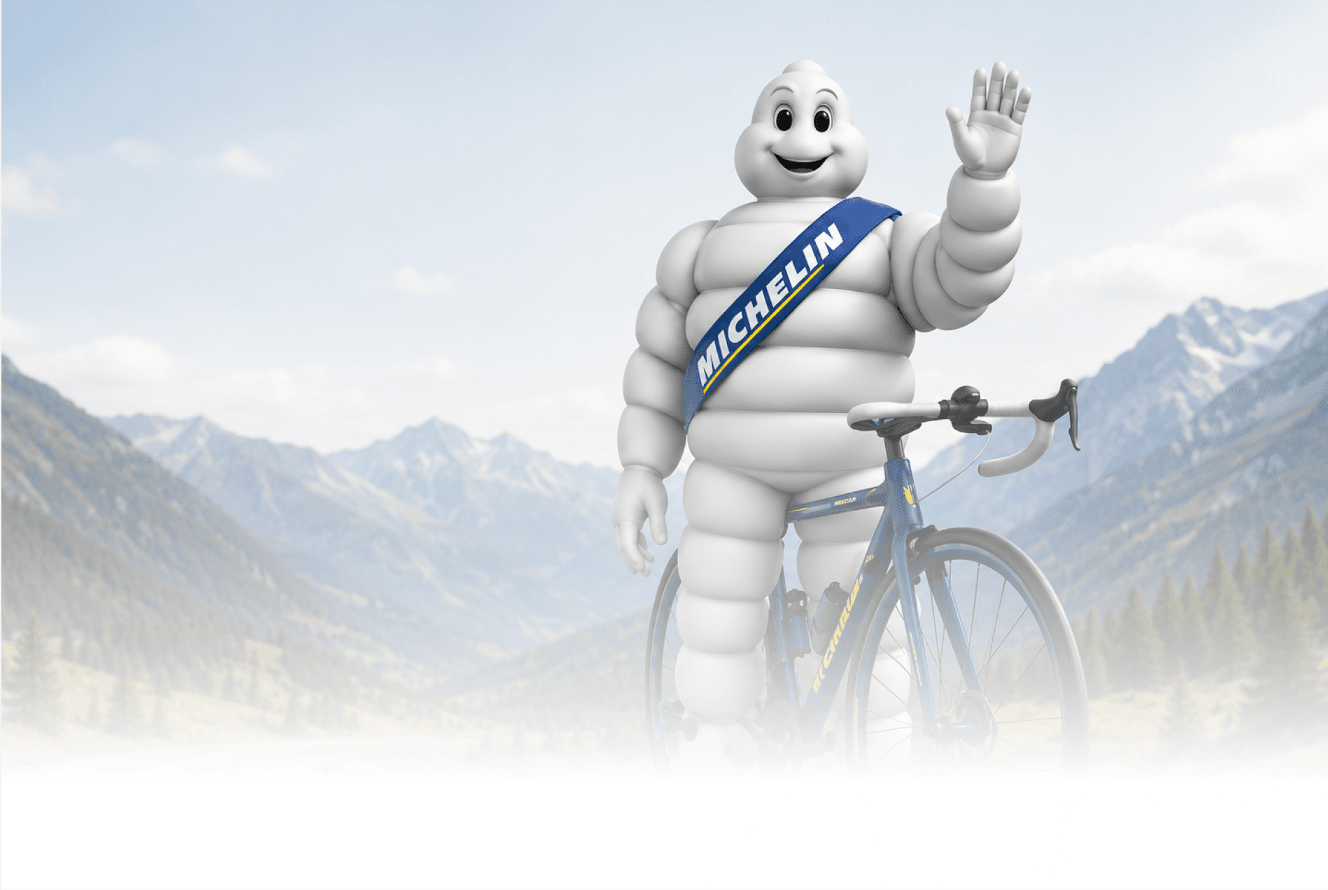 Bibendum, la mascotte Michelin, salue de la main à côté d'un vélo de route bleu sur une route de montagne